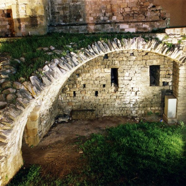 Vic.- Castell dels Montcada, S. XI enderrocat l’any 1882 – Part de la volta del mur septentrional (2/2001)