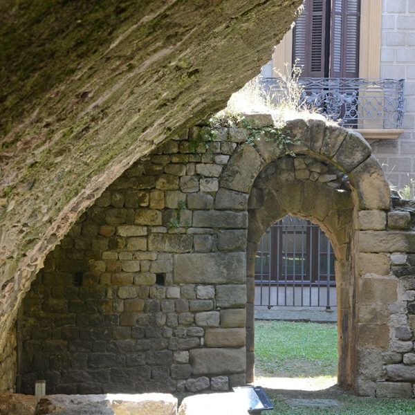 Vic.- Castell dels Montcada, S. XI enderrocat l’any 1882 – Part de la volta del mur septentrional (8/2018)