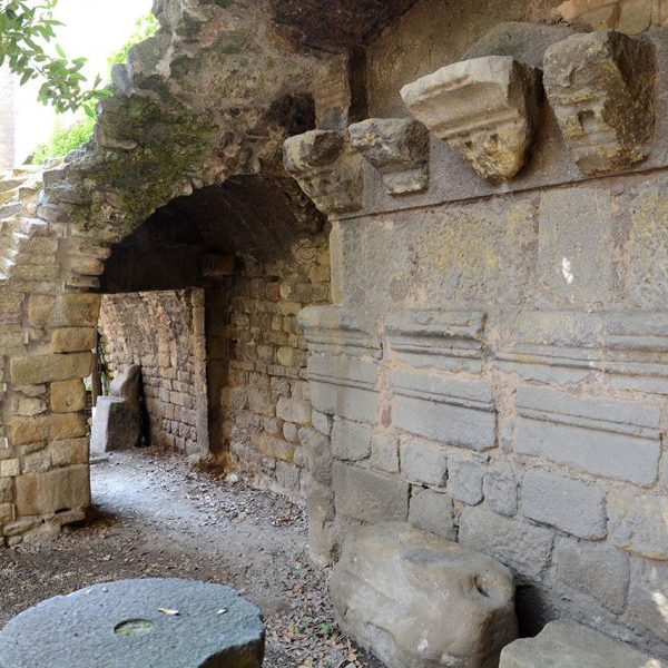 Vic.- Castell dels Montcada, S. XI enderrocat l’any 1882 – Mur de ponent utilitzat per construir l’església de la Pietat en el S. XVII (8/2018)