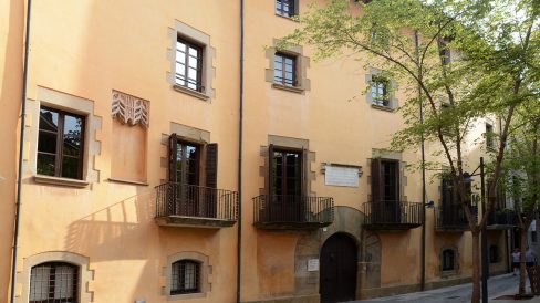 Vic.- Casa Bojons, S. XVIII d’estil barroc amb restes anteriors. Originàriament es componia de tres edificis unificats per la família Bojons el 1770 (8/2018)