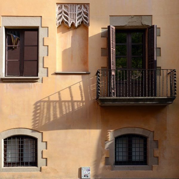 Vic.- Casa Bojons, S. XVIII que conserva a la façana restes d’una una finestra romànica i una altre gòtica, aquesta formada per una llinda d’arcs conopials superposats (8/2018)