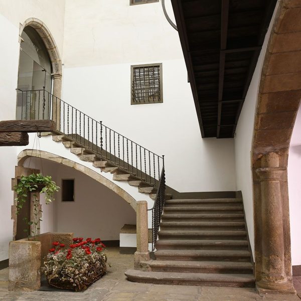 Vic.- Casa Bojons, S. XVIII d’estil barroc – Pati central separat del vestíbul per un gran arc amb l’escalinata d’accés a la planta noble del primer pis (3/2026)