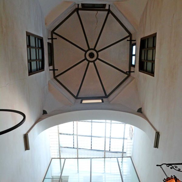 Vic.- Casa Bojons, S. XVIII d’estil barroc – Caixa de l’escala coberta amb una cúpula nervada (8/2018)