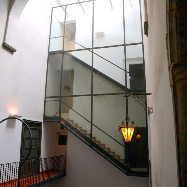 Vic.- Casa Bojons, S. XVIII d’estil barroc – Caixa de l’escala amb una escala exterior moderna que comunica la planta noble i pis ocupat pel Museu Balmes (8/2018)