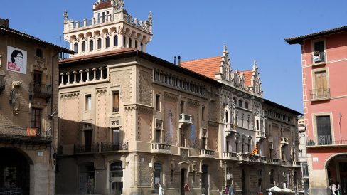 Vic.- Casa Comella, S. XIX d’estil modernista de planta baixa, dos pisos i una galeria columnada al tercer. Destaca en alçada una torre d’influències goticistes/medievalistes (7/2026)