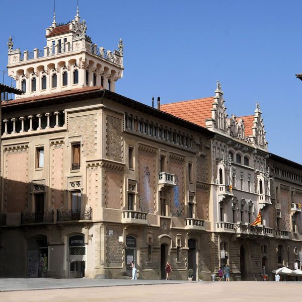 Vic.- Casa Comella, S. XIX d’estil modernista de planta baixa, dos pisos i una galeria columnada al tercer. Destaca en alçada una torre d’influències goticistes/medievalistes (7/2026)