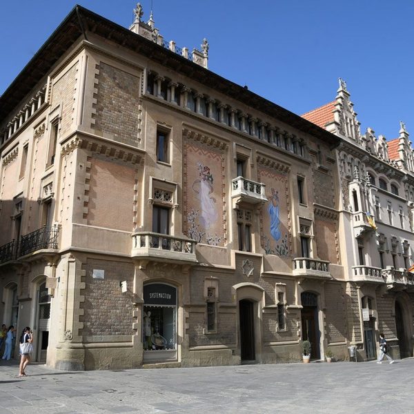 Vic.- Casa Comella, S. XIX d’estil modernista de planta baixa, dos pisos i una galeria columnada als dos cossos exteriors del tercer (7/2026)