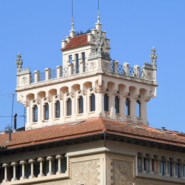 Vic.- Casa Comella, S. XIX d’estil modernista - Torre/mirador situada a llevant rodejada d'una galeria de finestres i al damunt una terrassa amb pinacles (7/2026)