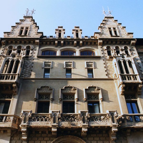 Vic.- Casa Comella, S. XIX d’estil modernista - Cos central de l’edifici amb grans balcons i baranes calades del primer pis i tribunes en el segon (8/2000)