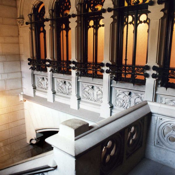 Vic.- Casa Comella, S. XIX d’estil modernista - Escala noble interior d'accés al primer pis amb una galeria de cinc finestrals amb reixes de forja i sostre enteixinat (9/2000)