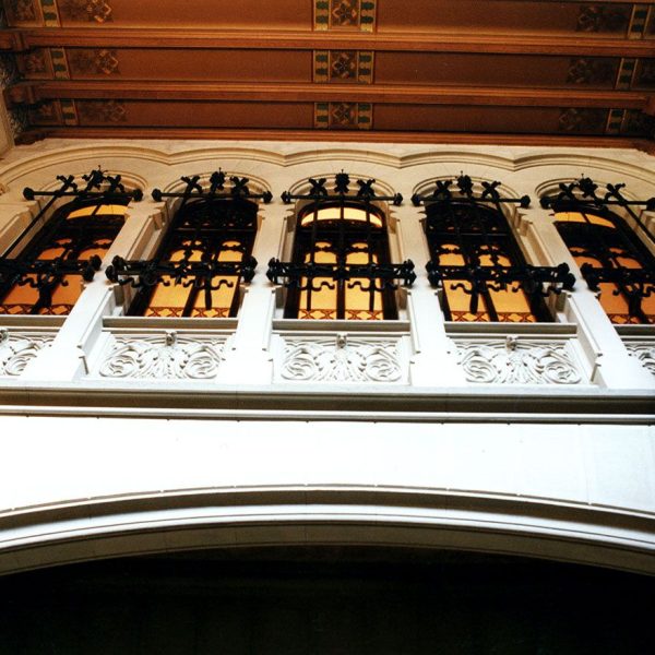 Vic.- Casa Comella, S. XIX d’estil modernista - Galeria de cinc finestres amb reixes de forja suportada per un arc escarser (9/2000)