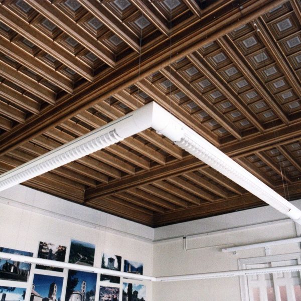 Vic.- Casa Comella, S. XIX d’estil modernista – Despatx interior amb un sostre enteixinat ocupat a l’època de la fotografia per l’Ajuntament (9/2000)