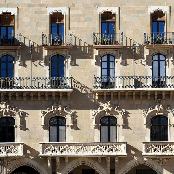 Vic.- Casa Costa d’estil modernista, S. XX – Vista central de l’edifici on destaquen en el primer pis balcons amb escultures i en el segon i tercer obertures d’arc conopial i mixtilini (1/2026)