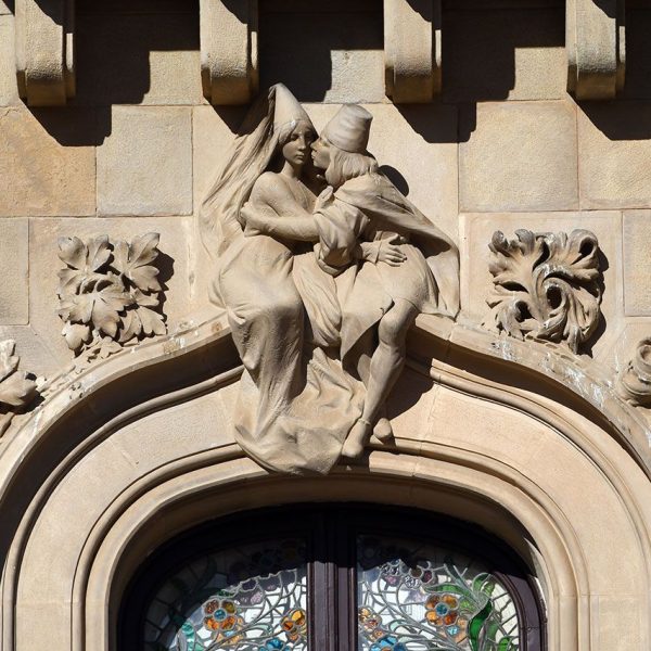 Vic.- Casa Costa d’estil modernista, S. XX – Balcó central del primer pis on trobem representada l’aristocràcia obra de l’escultor Pere Puntí i Terra (2/2026)