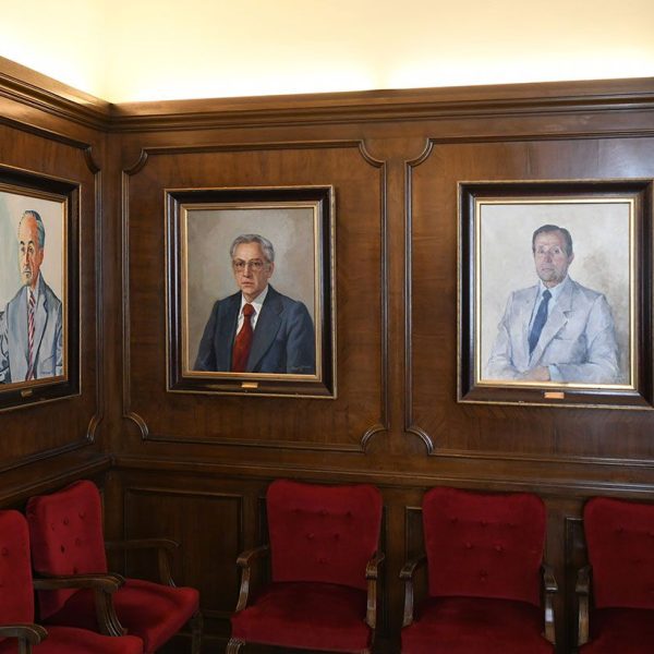 Terrassa.- Magatzems Pasqual Sala (1893) – Sala de Juntes que compta amb els retrats dels presidents de L’institut Industrial a partir de la guerra i dels de la Cecot des de 1978 (5/2026)
