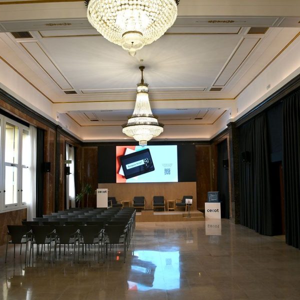 Terrassa.- Magatzems Pasqual Sala (1893) – Sala d’actes recoberta amb marbres de diferents tonalitats il·luminada per quatre llums de cristall de grans dimensions (5/2026)