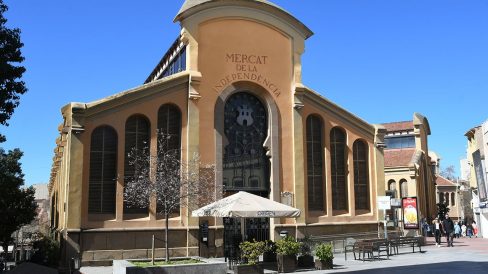 Terrassa.- Mercat de la Independència, d’estil modernista inaugurat el 1908 de tres naus en forma radial format per una estructura de ferro que sustenta la coberta (3/2026)