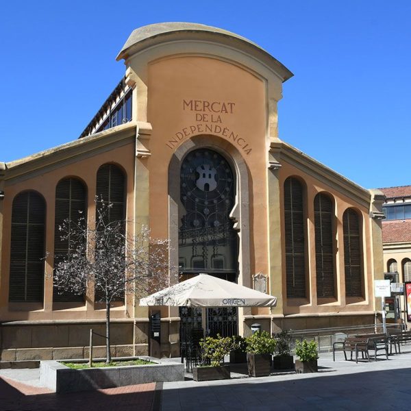 Terrassa.- Mercat de la Independència, d’estil modernista inaugurat el 1908 de tres naus en forma radial format per una estructura de ferro que sustenta la coberta (3/2026)