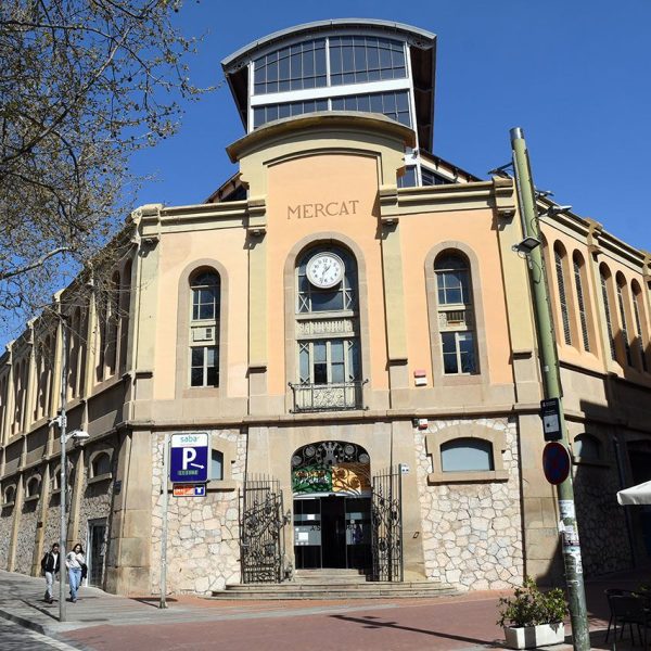 Terrassa.- Mercat de la Independència, d’estil modernista inaugurat el 1908 – Porta de la cantonada de la Rambla i carrer Goleta on s’uneixen les tres naus sota una claraboia (3/2026)