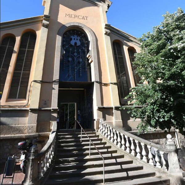 Terrassa.- Mercat de la Independència, d’estil modernista inaugurat el 1908 – Porta de la cantonada de la Rambla amb el Raval de Montserrat accessible a travé d’una escalinata (5/2026)
