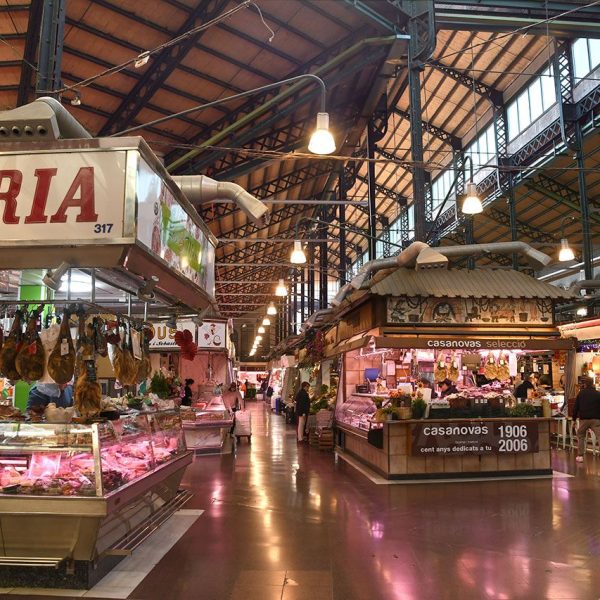 Terrassa.- Mercat de la Independència, d’estil modernista inaugurat el 1908 – Interior cobert amb una estructura de ferro il·luminat per més de 4.000 claraboies de vidre (5/2026)