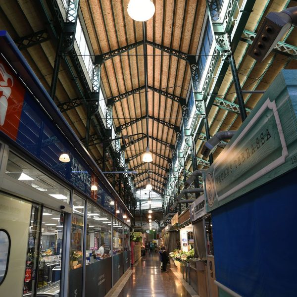 Terrassa.- Mercat de la Independència, d’estil modernista inaugurat el 1908 – Interior cobert amb una estructura de ferro il·luminat per més de 4.000 claraboies de vidre (5/2026)