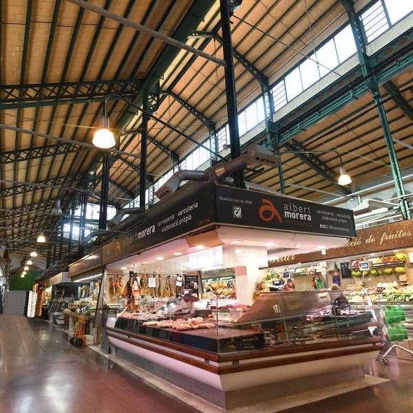Terrassa.- Mercat de la Independència, d’estil modernista inaugurat el 1908 – Interior de 3400 m2. format per una estructura de ferro sostinguda per 50 columnes (5/2026)