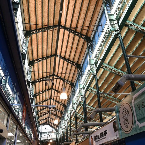 Terrassa.- Mercat de la Independència, d’estil modernista inaugurat el 1908 – Interior de 3400 m2. format per una estructura de ferro sostinguda per 50 columnes (5/2026)