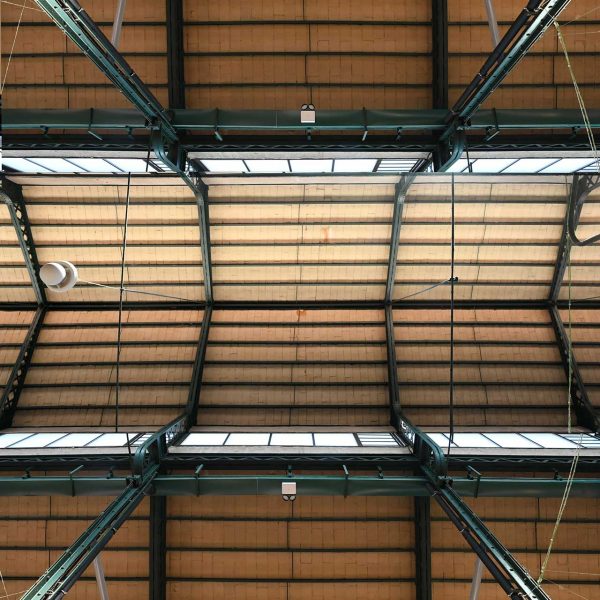 Terrassa.- Mercat de la Independència, d’estil modernista inaugurat el 1908. Coberta sostinguda per columnes de ferro amb 4000 claraboies, veritable innovació a l’època (3/2026)