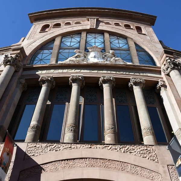 Terrassa.- Teatre Principal, edifici monumental d’estil eclèctic construït el 1866format per tres cossos, el central té una gran columnata que emmarca l’escut de la ciutat (5/2026)