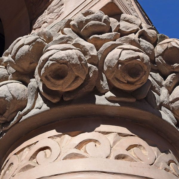 Terrassa.- Teatre Principal, edifici monumental d’estil eclèctic construït el 1866 – Un dels capitells de les quatre grosses columnes que sustenten el cos central (5/2026)