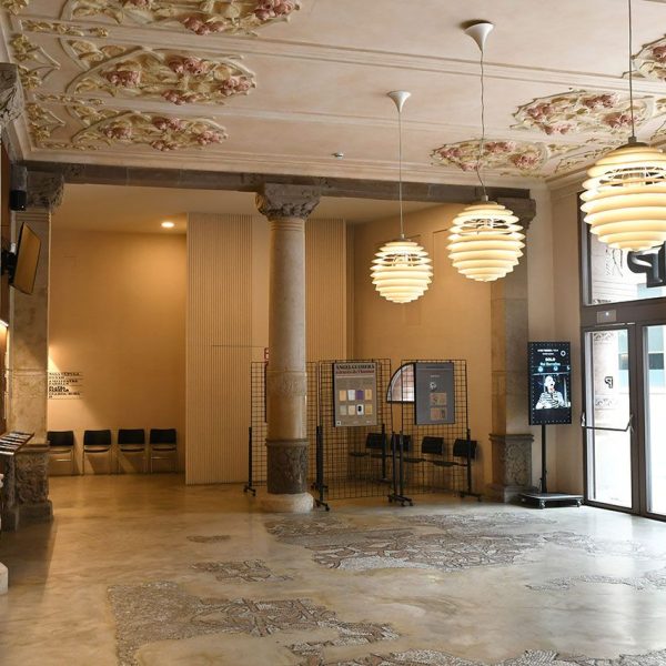 Terrassa.- Teatre Principal, edifici d’estil eclèctic construït el 1866 – Vestíbul amb el sostre decorat amb motius florals i el sòl amb restes de mosaics fets de tessel·les (5/2026)