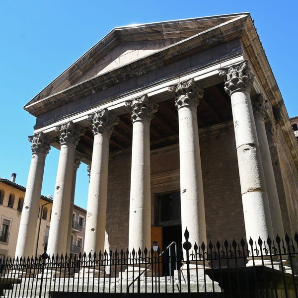 Vic.- Temple Romà, S. I/II dC., antic temple romà d’Ausa. Estava integrat dins el castell dels Montcada del S. XI descobert l’any 1882 a partir de l’enderrocar aquell edifici (5/2026)