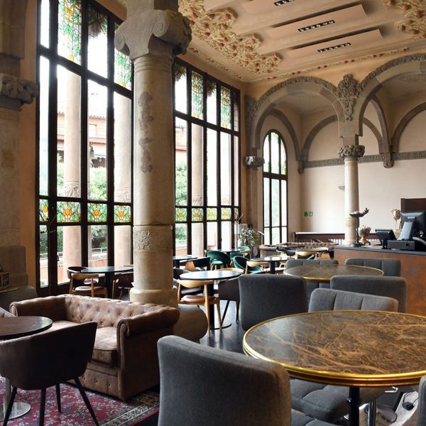 Terrassa.- Teatre Principal construït el 1866 – Foyer del primer pis equipat amb un bar on destaquen els vitralls i les columnates amb arcades que sustenten la coberta (5/2026)
