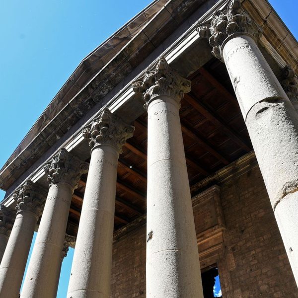 Vic.- Temple Romà, S. I/II dC., antic temple romà d’Ausa. Estava integrat dins el castell dels Montcada del S. XI descobert l’any 1882 a partir de l’enderrocar aquell edifici (5/2026)