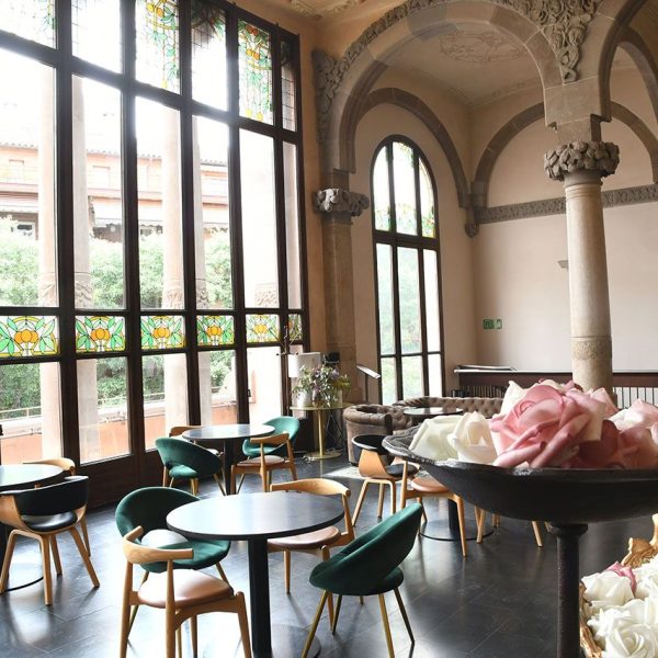 Terrassa.- Teatre Principal construït el 1866 – Foyer del primer pis equipat amb un bar on destaquen els vitralls i les columnates amb arcades que sustenten la coberta (5/2026)