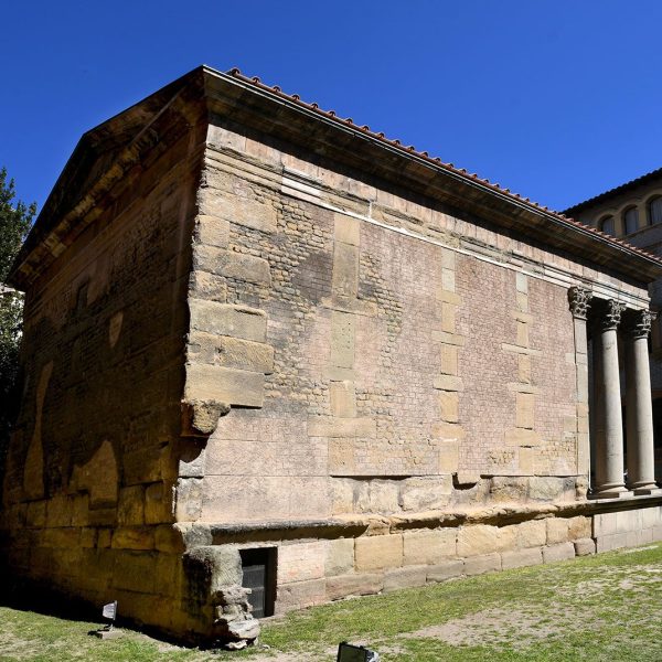 Vic.- Temple Romà, S. I/II dC., antic temple romà d’Ausa – Vista posterior construït sobre un pòdium. Sota la cel·la dins el cos del pòdium hi ha una altre cambra que té un pou (3/2026)