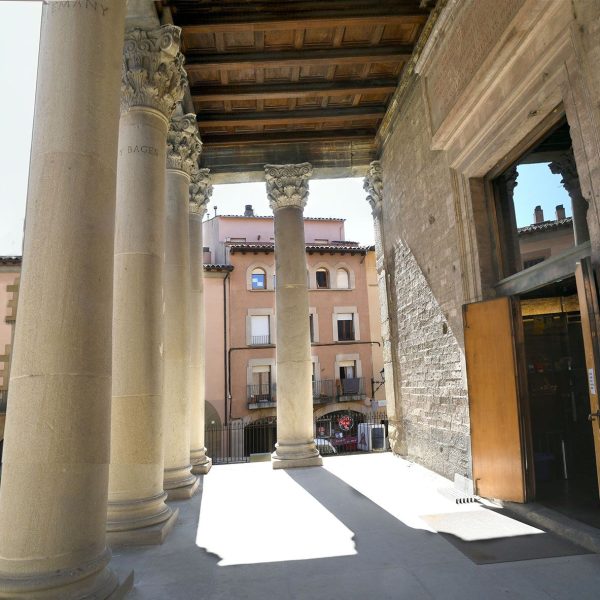 Vic.- Temple Romà, S. I/II dC., antic temple romà d’Ausa – Pòrtic hexàstil cobert per un embigat de fusta. Sobre la porta una inscripció recorda del descobriment del temple (3/2026)