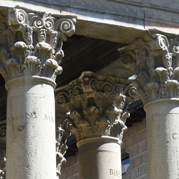 Vic.- Temple Romà, S. I/II dC., antic temple romà d’Ausa – Capitells corintis reconstruïts a partir de les restes d’un únic capitell conservat (5/2026)