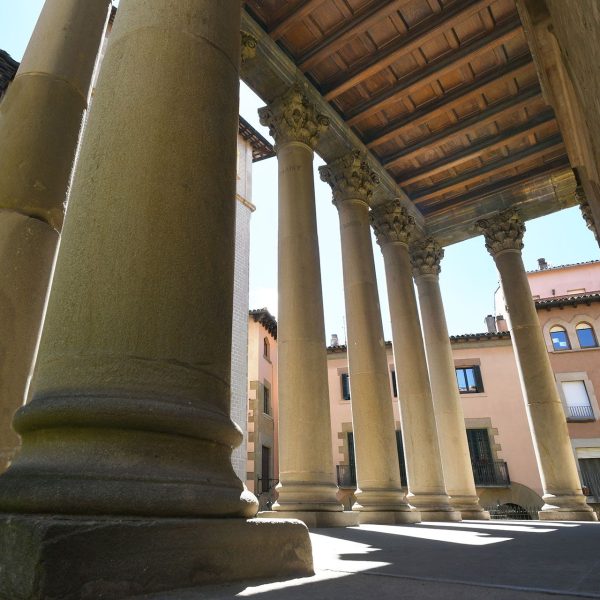 Vic.- Temple Romà, S. I/II dC., antic temple romà d’Ausa – Pòrtic hexàstil sobre un podi accessible a través d’una escalinata format per vuit columnes i capitells corintis (3/2026)