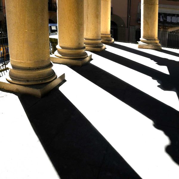 Vic.- Temple Romà, S. I/II dC., antic temple romà d’Ausa – Pòrtic hexàstil sobre un podi accessible a través d’una escalinata format per vuit columnes i capitells corintis (5/2026)