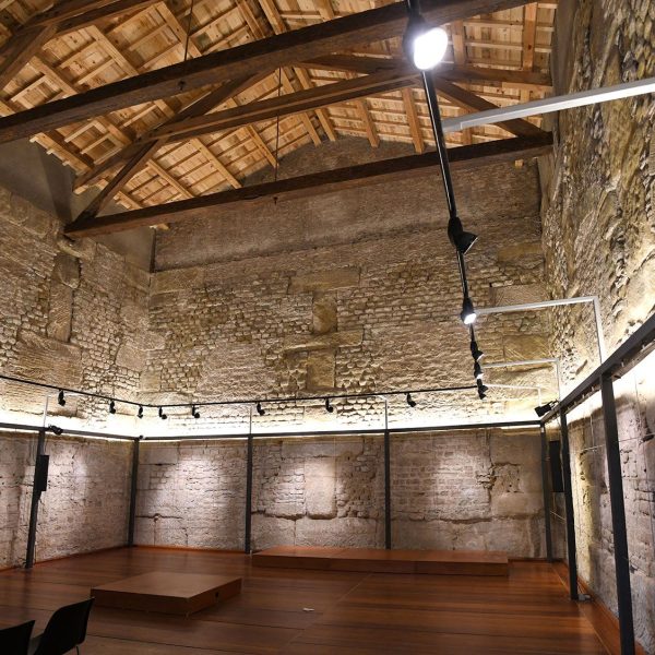 Vic.- Temple Romà, S. I/II dC., antic temple romà d’Ausa destinat a activitats culturals - Interior de la cel·la coberta per un embigat de fusta restaurada l’any 2025 (1/2026)