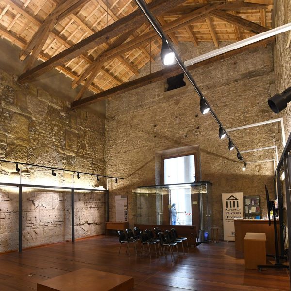 Vic.- Temple Romà, S. I/II dC., antic temple romà d’Ausa destinat a activitats culturals - Interior de la cel·la coberta per un embigat de fusta restaurada l’any 2025 (1/2026)