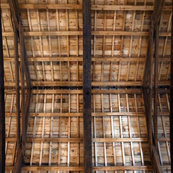 Vic.- Temple Romà, S. I/II dC., antic temple romà d’Ausa destinat a activitats culturals - Interior de la cel·la coberta per un embigat de fusta restaurada l’any 2025 (3/2026)