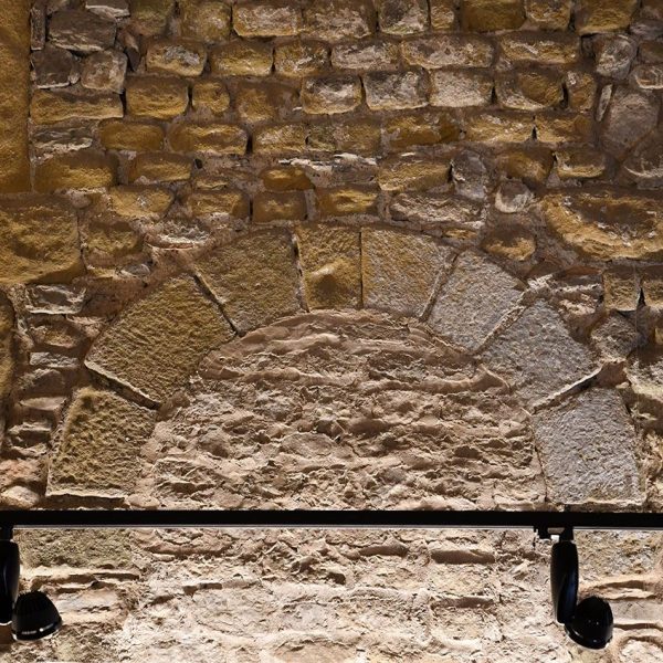 Vic.- Temple Romà, S. I/II dC., antic temple romà d’Ausa - Mur septentrional que conserva traces de portes i finestres al haver format part de les parets internes del castell (1/2026)