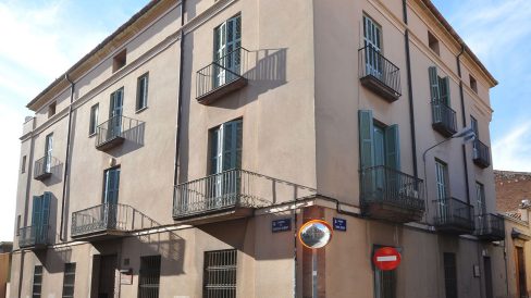 Terrassa.- Casa Mata, S. XIX de planta quadrada que consta de planta baixa, dos pisos i golfes amb balcons de ferro i finestres trencallums de vaivé (11/2012)