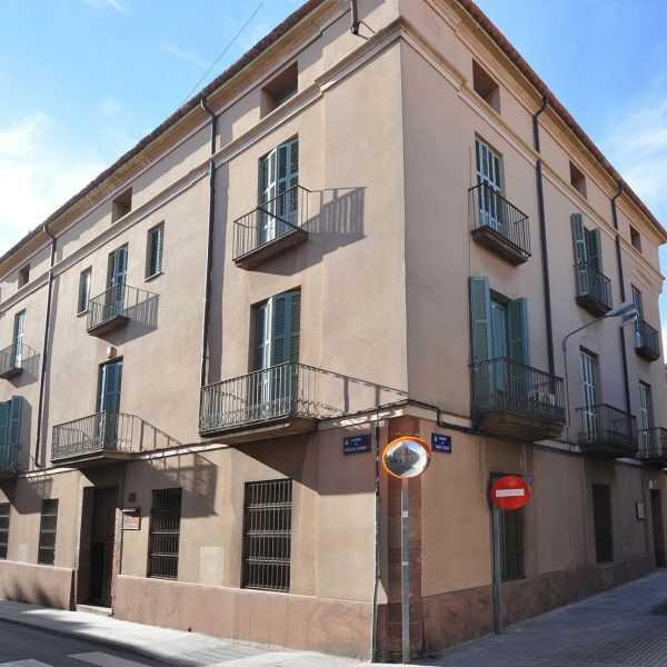 Terrassa.- Casa Mata, S. XIX de planta quadrada que consta de planta baixa, dos pisos i golfes amb balcons de ferro i finestres trencallums de vaivé (11/2012)