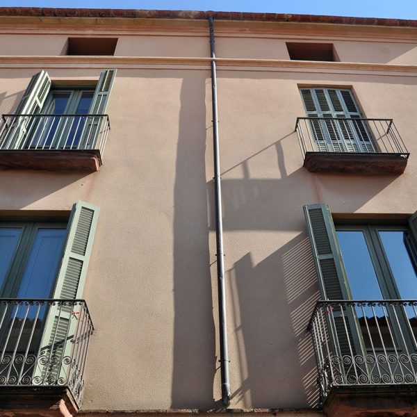 Terrassa.- Casa Mata, S. XIX de planta quadrada que consta de planta baixa, dos pisos i golfes amb balcons de ferro i finestres trencallums de vaivé (5/2013)
