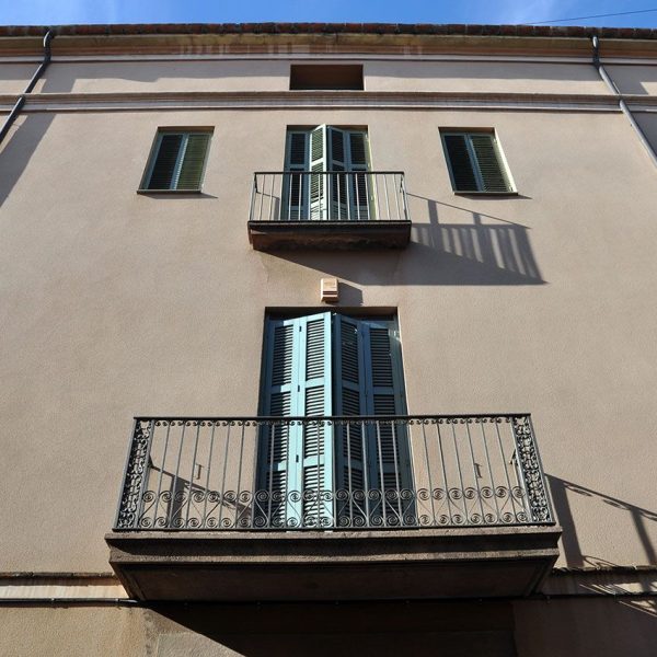 Terrassa.- Casa Mata, S. XIX de planta quadrada que consta de planta baixa, dos pisos i golfes amb balcons de ferro i finestres trencallums de vaivé (11/2012)