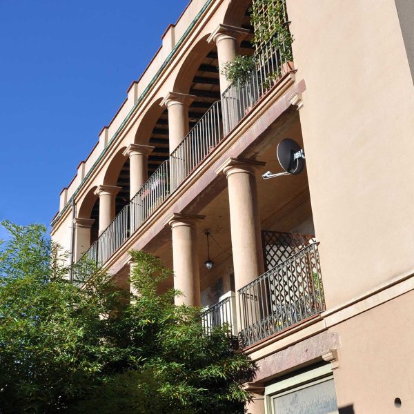 Terrassa.- Casa Mata, S. XIX de planta quadrada – Façana de migdia de tres galeries porticades amb columnes de capitells toscans (11/2012)
